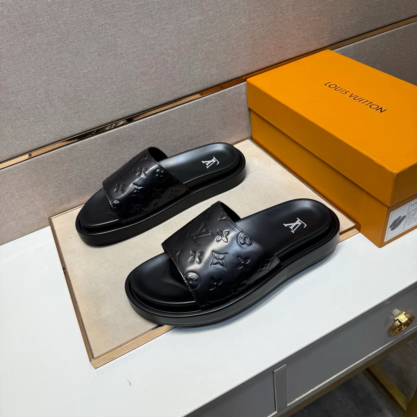 ⬛️Men's shoes 💰p400 [LV～] Men's casual slippers 2025z cabinet sales simultaneously 🔶Size: 39-44#️⃣ 🔷4 colors🔜The upper is made of cowhide stitching➕Genuine leather lining, comfortable and breathable, sole: original comfortable and wear-resistant outsole, ⚠️Real 📱Photographed🎬The real thing is better📢📢📢